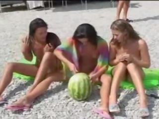 Adolescentes en desnuda playa