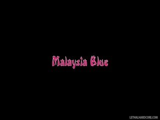 Eksoottiset malesia sininen undresses ja kannat päälle the sohvalla