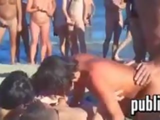 Swingers έχει διασκέδαση στο ένα παραλία για ένα πλήθος