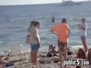 Broche em público em o praia