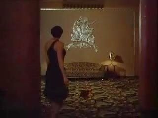 Desiree cousteau মলদ্বারে তরল ঢূকানো সুন্দরী পীচ 1978