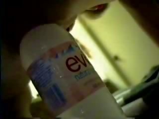 А бутилка на purified води носи тя към оргазъм видео