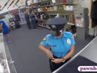 Ms poliisi upseeri perseestä mukaan pawnkeeper sisäpuolella the panttilainaamo