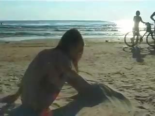 Красуня свіжий faced підліток грає на в пляж оголена