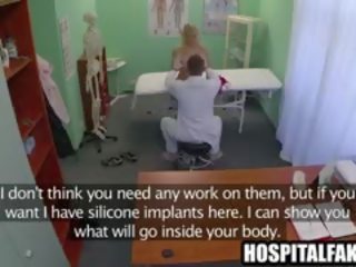 Фокси білявка пацієнт отримувати повсть вгору по її лікар
