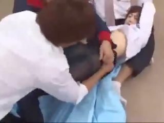 Diáklány -ban harisnyatartó rapped által 3. fiúk cicik dörzsölte punci megnyalta és fingered -ban a öltözőszekrény szoba