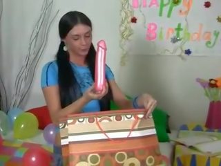 Sexo brinquedos para um quente aniversário gaja