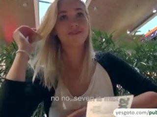 Super krásne blondýna hottie dostane zaplatil pre verejnosť nahota