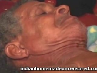 Desi adolescente golpeado bt más viejo hombre