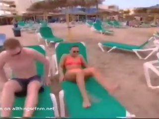 Zasłonięte oczy dziewczyna plaża penis guessing gra