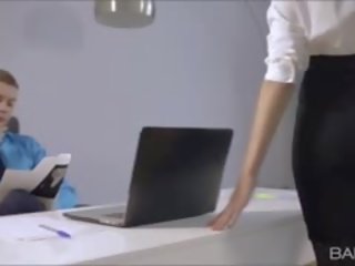 جميل vi يحصل على مارس الجنس في ال مكتب بواسطة لها رئيس كبير كوك
