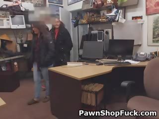 店 lifting 褐髮女郎 拍著 上 辦公桌 在 典當 店 辦公室