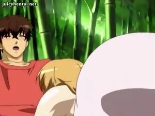 Gjoksmadhe anime lavire sucks në pyll