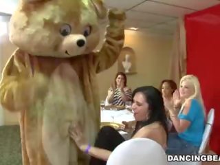 It&#039;s aika kohteeseen celebrate ja puolue kanssa the infamous tanssiminen karhu! (db9822)