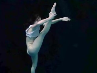 Sub apa flexibila gimnastică