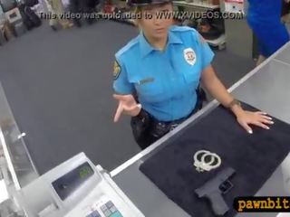 Politie ofițer pawns ei pasarica n inpulit