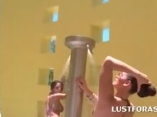 Voluptuoso niñas en pequeña bikinis intermitente caliente culos al aire libre