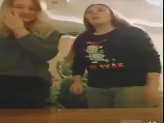 [periscope] украински тийн момичета практика целувки