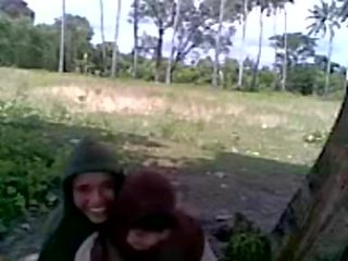 Siswi berjilbab asik ciuman দ্বি taman.flv