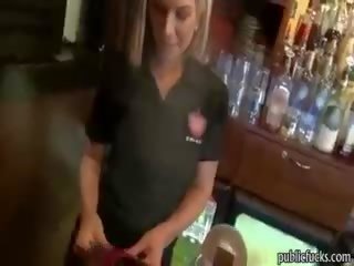 Maganda baguhan ginintuan ang buhok barmaid bayad pagtatalik sa publiko