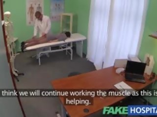 Fakehospital скрит фотоапарати улов женски пол пациент използвайки