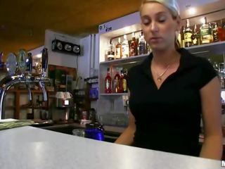 Barmaid lenka makstud jaoks hardcore keppimine