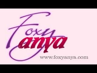 Foxy anya được lâu bím tóc kéo và fucked lược cứng