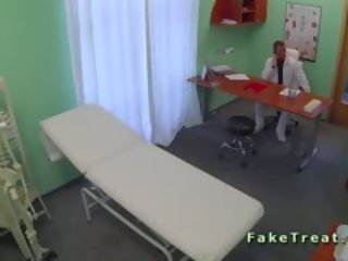 Seksikas patsient perses sisse ootamine tuba sisse võltsitud haigla