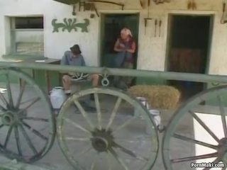 Regordeta abuelita consigue un enorme carga