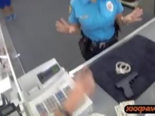 Nainen poliisi upseeri saa naulattu sisään a panttilainaamo kohteeseen ansaita käteinen