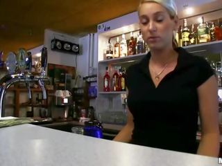Barmanka lenka płatny na hardcore pieprzenie