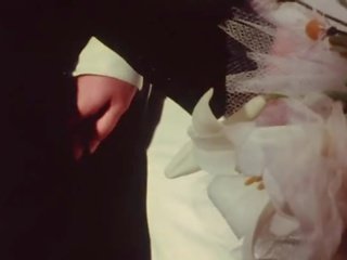 Nevesta daj fajčenie na groom na svadba ceremony