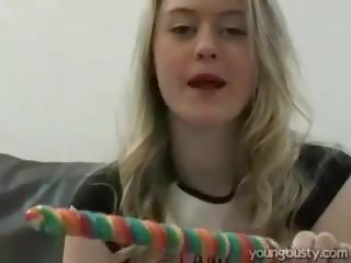 Busty thiếu niên với một lollypop