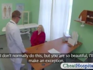 Blondin patienten rasade av en fejka doktorn