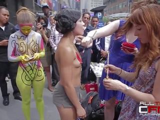 Grupo de nu pessoas obter pintado em frente de publ